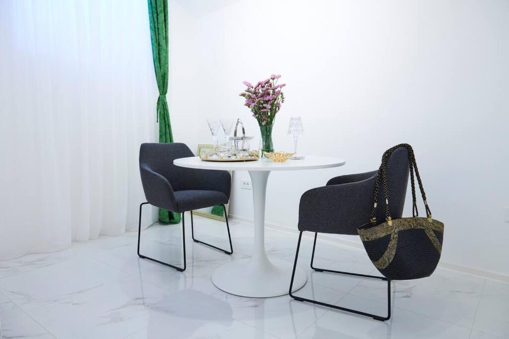 White Bliss Hideaway Apartman
